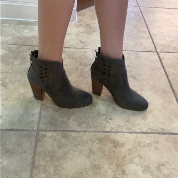 Vince Camuto Fretzia ankle booties - Picture 7 of 10